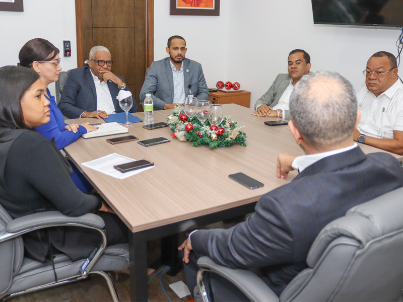 El director general de Jubilaciones y Pensiones a Cargo del Estado (DGJP), licenciado Juan Rosa, sostuvo una reunión este lunes con el director de la Dirección General de Información y Defensa de los Afiliados (DIDA), licenciado Elías Báez de los Santos, para abordar temas relacionados con los procesos de pensiones, jubilaciones y la interoperabilidad entre ambas instituciones. El director general de Jubilaciones y Pensiones a Cargo del Estado (DGJP), licenciado Juan Rosa, sostuvo una reunión este lunes con el director de la Dirección General de Información y Defensa de los Afiliados (DIDA), licenciado Elías Báez de los Santos, para abordar temas relacionados con los procesos de pensiones, jubilaciones y la interoperabilidad entre ambas instituciones.