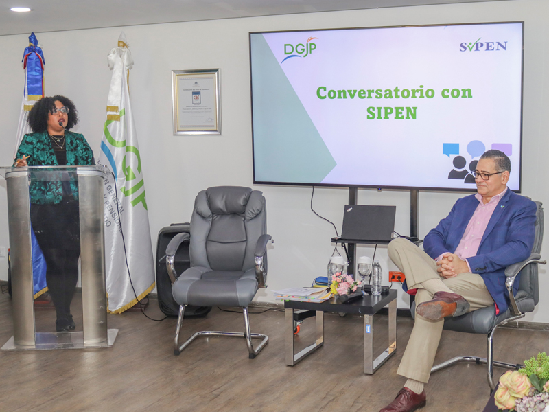 La Dirección General de Jubilaciones y Pensiones a Cargo del Estado (DGJP) y la Superintendencia de Pensiones (SIPEN) realizaron un conversatorio con el objetivo de intercambiar pareceres y responder a interrogantes sobre el Sistema de Seguridad Social, a fin de impactar positivamente en los servicios ofrecidos a los jubilados y pensionados.

En el evento realizado en la sede central de la DGJP se resaltó la importancia de estos encuentros, los cuales sirven como plataforma para eficientizar los procesos de trámites de pensiones, estrechar lazos y aclarar inquietudes, así como ponderar acuerdos a futuro entre ambas instituciones.