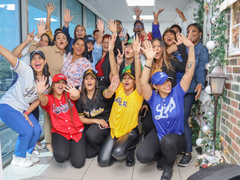 La Dirección General de Jubilaciones y Pensiones a Cargo del Estado (DGJP) llevó a cabo este miércoles la actividad “Pelota Invernal en la DGJP”, un evento lleno de entusiasmo diseñado para involucrar a todos sus colaboradores en el espíritu del béisbol.