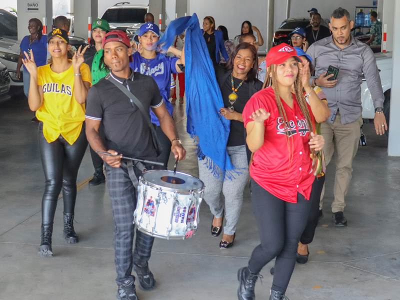 La Dirección General de Jubilaciones y Pensiones a Cargo del Estado (DGJP) llevó a cabo este miércoles la actividad “Pelota Invernal en la DGJP”, un evento lleno de entusiasmo diseñado para involucrar a todos sus colaboradores en el espíritu del béisbol.