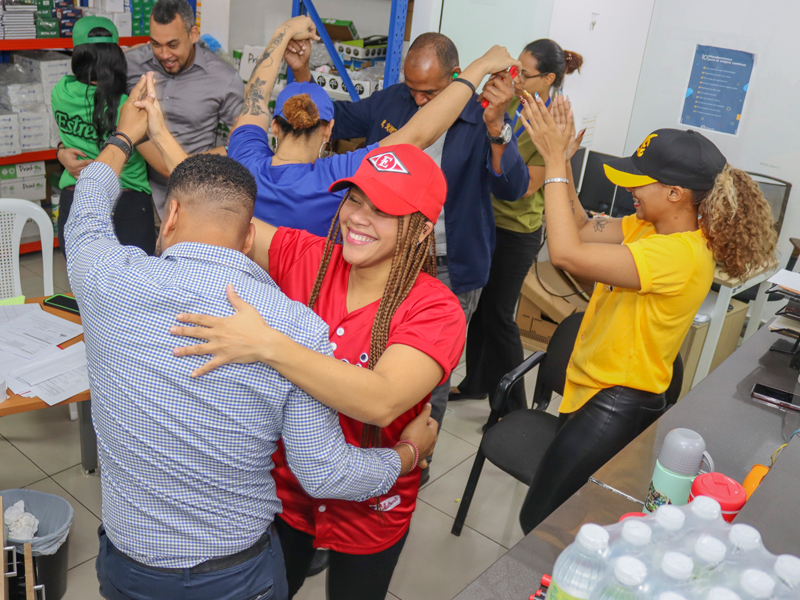 La Dirección General de Jubilaciones y Pensiones a Cargo del Estado (DGJP) llevó a cabo este miércoles la actividad “Pelota Invernal en la DGJP”, un evento lleno de entusiasmo diseñado para involucrar a todos sus colaboradores en el espíritu del béisbol.