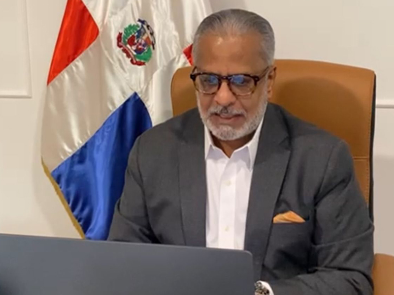 La Dirección General de Jubilaciones y Pensiones a Cargo del Estado (DGJP) y el Consulado Dominicano en Madrid, España, realizaron un encuentro virtual con una basta representación de dominicanos en ese territorio europeo, con la finalidad de brindarles informaciones concernientes a los servicios que ofrece la DGJP en la sede consular para todos los ciudadanos.

Al dar las palabras de bienvenida, el cónsul general de la República Dominicana en Madrid, doctor José Ernesto Marte Piantini, manifestó que, es de gran satisfacción recibir información veraz y eficaz sobre los servicios de Jubilaciones y Pensiones, por parte de la entidad que corresponde como lo es la Dirección de Pensiones, ya que siguen imperando muchos tabúes en la ciudadanía con relación a este tema.

De su lado, el director general de la DGJP, licenciado Juan Rosa, inició el encuentro expresando el gran compromiso asumido desde el inicio de su gestión en la institución, logrando una mejora constante en los servicios ofrecidos en beneficio de los usuarios.