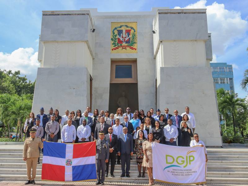 La Dirección General de Jubilaciones y Pensiones a Cargo del Estado (DGJP) celebró su 18 aniversario con varias actividades que tuvieron como evento central, una misa de acción de gracias en la Catedral Primada de América. Durante el acto, encabezado por su director general, licenciado Juan Rosa, se resaltaron los grandes avances alcanzados en materia de modernización, justicia y transparencia bajo su gestión. La Dirección General de Jubilaciones y Pensiones a Cargo del Estado (DGJP) celebró su 18 aniversario con varias actividades que tuvieron como evento central, una misa de acción de gracias en la Catedral Primada de América. Durante el acto, encabezado por su director general, licenciado Juan Rosa, se resaltaron los grandes avances alcanzados en materia de modernización, justicia y transparencia bajo su gestión.