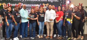 En un ambiente de fraternidad e integración la Dirección General de Jubilaciones y Pensiones a Cargo del Estado (DGJP), llevó a cabo su tradicional encuentro navideño bajo el lema “Construyendo Lazos, Juntos Avanzamos”, evento que reunió a funcionarios y colaboradores de la institución. En la celebración, realizada en el Salón Ámbar del Hotel Dominican Fiesta, el director de la DGJP, licenciado Juan Rosa, reafirmó el compromiso de la entidad al entregar reconocimientos no monetarios a colaboradores destacados, señalando que “Estos reconocimientos honran a los colaboradores que, durante el año 2024, demostraron excelencia y calidad en su desempeño”. Durante el evento, Rosa rindió un homenaje especial a varios colaboradores y departamentos entre ellos: Albanelys Beltré, quien fue reconocida por su antigüedad y servicio ininterrumpido, mientras que Oscar Arismendy Peña, por haberse destacado por su liderazgo. El departamento de Planificación y Desarrollo, dirigido por Eury Familia, por alcanzar logros interinstitucionales como el Sello CAF+300.