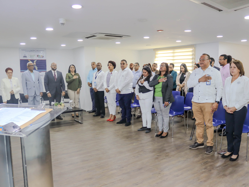 En el marco del cierre de campaña de la Comisión de Integridad Gubernamental y Cumplimiento Normativo de la Dirección General de Jubilaciones y Pensiones (DGJP), el director general destacó los avances logrados durante su gestión, subrayando el compromiso con la transparencia y la recuperación de la credibilidad institucional. Al ofrecer las palabras centrales, el director general, licenciado Juan Rosa expresó que desde su llegada al cargo, ha enfrentado desafíos para cambiar la percepción de que las instituciones públicas son medios para obtener beneficios personales. “Desde el inicio, asumimos el reto de combatir pretensiones que consideraban estas entidades como plataformas para el enriquecimiento, no solo desde sus líderes, sino también desde elementos colaterales”, afirmó. En el marco del cierre de campaña de la Comisión de Integridad Gubernamental y Cumplimiento Normativo de la Dirección General de Jubilaciones y Pensiones (DGJP), el director general destacó los avances logrados durante su gestión, subrayando el compromiso con la transparencia y la recuperación de la credibilidad institucional.
Al ofrecer las palabras centrales, el director general, licenciado Juan Rosa expresó que desde su llegada al cargo, ha enfrentado desafíos para cambiar la percepción de que las instituciones públicas son medios para obtener beneficios personales. “Desde el inicio, asumimos el reto de combatir pretensiones que consideraban estas entidades como plataformas para el enriquecimiento, no solo desde sus líderes, sino también desde elementos colaterales”, afirmó.