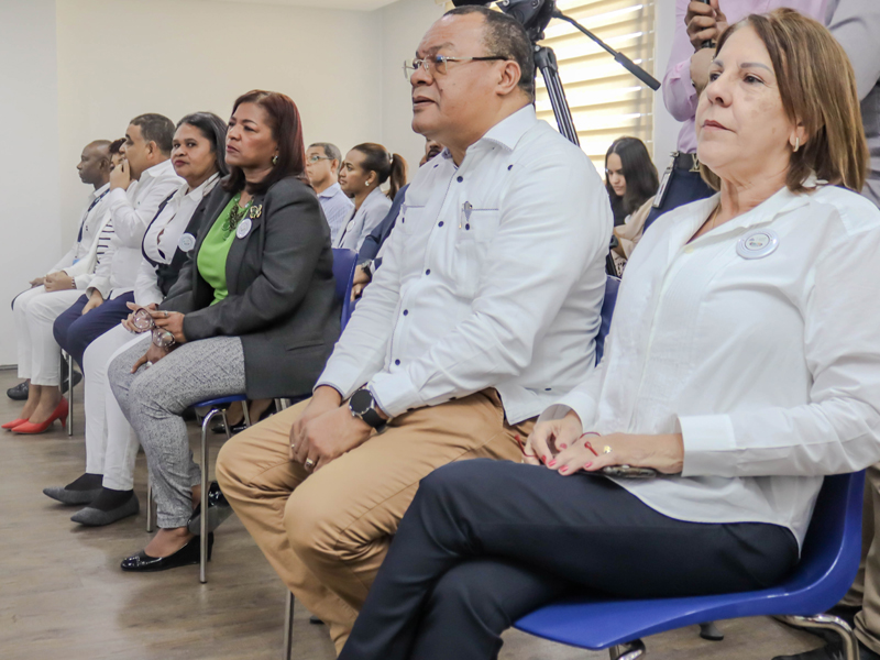 En el marco del cierre de campaña de la Comisión de Integridad Gubernamental y Cumplimiento Normativo de la Dirección General de Jubilaciones y Pensiones (DGJP), el director general destacó los avances logrados durante su gestión, subrayando el compromiso con la transparencia y la recuperación de la credibilidad institucional. Al ofrecer las palabras centrales, el director general, licenciado Juan Rosa expresó que desde su llegada al cargo, ha enfrentado desafíos para cambiar la percepción de que las instituciones públicas son medios para obtener beneficios personales. “Desde el inicio, asumimos el reto de combatir pretensiones que consideraban estas entidades como plataformas para el enriquecimiento, no solo desde sus líderes, sino también desde elementos colaterales”, afirmó. En el marco del cierre de campaña de la Comisión de Integridad Gubernamental y Cumplimiento Normativo de la Dirección General de Jubilaciones y Pensiones (DGJP), el director general destacó los avances logrados durante su gestión, subrayando el compromiso con la transparencia y la recuperación de la credibilidad institucional.
Al ofrecer las palabras centrales, el director general, licenciado Juan Rosa expresó que desde su llegada al cargo, ha enfrentado desafíos para cambiar la percepción de que las instituciones públicas son medios para obtener beneficios personales. “Desde el inicio, asumimos el reto de combatir pretensiones que consideraban estas entidades como plataformas para el enriquecimiento, no solo desde sus líderes, sino también desde elementos colaterales”, afirmó.