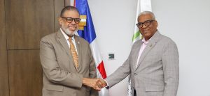 El director general de Jubilaciones y Pensiones a Cargo del Estado, licenciado Juan Rosa, sostuvo un encuentro con el director general de Desarrollo a la Comunidad (DGDC), Modesto Guzmán, con el propósito de estrechar lazos interinstitucionales y fortalecer las iniciativas orientadas al bienestar En la reunión, ambos directivos abordaron temas clave relacionados con el desarrollo social y comunitario, explorando oportunidades para coordinar esfuerzos y generar un impacto positivo en la sociedad dominicana. Este acercamiento reafirma el compromiso de ambas entidades en trabajar de manera conjunta para impulsar políticas públicas que favorezcan el desarrollo humano, priorizando la equidad y la sostenibilidad en todas las acciones a emprender.