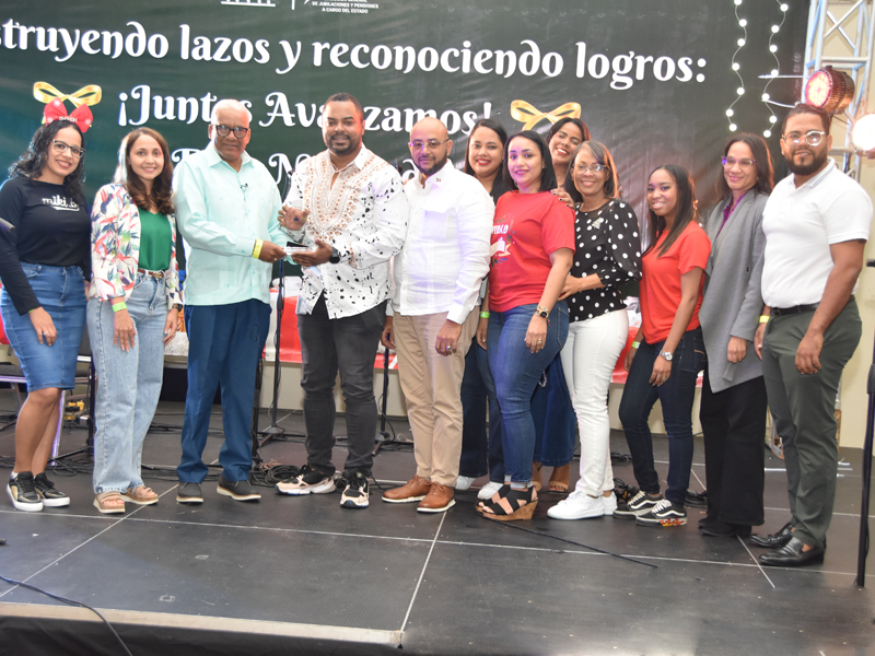 Durante el evento, Rosa rindió un homenaje especial a varios colaboradores y departamentos entre ellos: Albanelys Beltré, quien fue reconocida por su antigüedad y servicio ininterrumpido, mientras que Oscar Arismendy Peña, por haberse destacado por su liderazgo. El departamento de Planificación y Desarrollo, dirigido por Eury Familia, por alcanzar logros interinstitucionales como el Sello CAF+300. Durante el evento, Rosa rindió un homenaje especial a varios colaboradores y departamentos entre ellos: Albanelys Beltré, quien fue reconocida por su antigüedad y servicio ininterrumpido, mientras que Oscar Arismendy Peña, por haberse destacado por su liderazgo. El departamento de Planificación y Desarrollo, dirigido por Eury Familia, por alcanzar logros interinstitucionales como el Sello CAF+300.