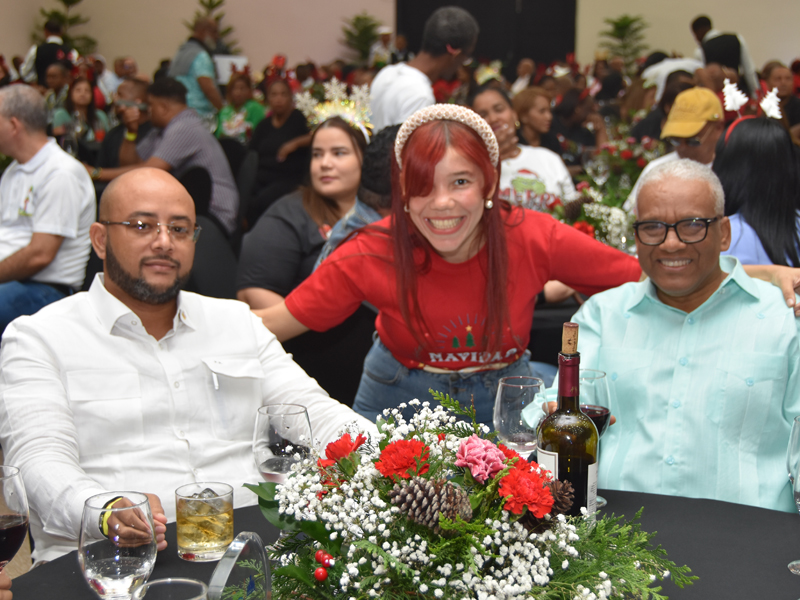 En un ambiente de fraternidad e integración la Dirección General de Jubilaciones y Pensiones a Cargo del Estado (DGJP), llevó a cabo su tradicional encuentro navideño bajo el lema “Construyendo Lazos, Juntos Avanzamos”, evento que reunió a funcionarios y colaboradores de la institución. En la celebración, realizada en el Salón Ámbar del Hotel Dominican Fiesta, el director de la DGJP, licenciado Juan Rosa, reafirmó el compromiso de la entidad al entregar reconocimientos no monetarios a colaboradores destacados, señalando que “Estos reconocimientos honran a los colaboradores que, durante el año 2024, demostraron excelencia y calidad en su desempeño”. En un ambiente de fraternidad e integración la Dirección General de Jubilaciones y Pensiones a Cargo del Estado (DGJP), llevó a cabo su tradicional encuentro navideño bajo el lema “Construyendo Lazos, Juntos Avanzamos”, evento que reunió a funcionarios y colaboradores de la institución. En la celebración, realizada en el Salón Ámbar del Hotel Dominican Fiesta, el director de la DGJP, licenciado Juan Rosa, reafirmó el compromiso de la entidad al entregar reconocimientos no monetarios a colaboradores destacados, señalando que “Estos reconocimientos honran a los colaboradores que, durante el año 2024, demostraron excelencia y calidad en su desempeño”.