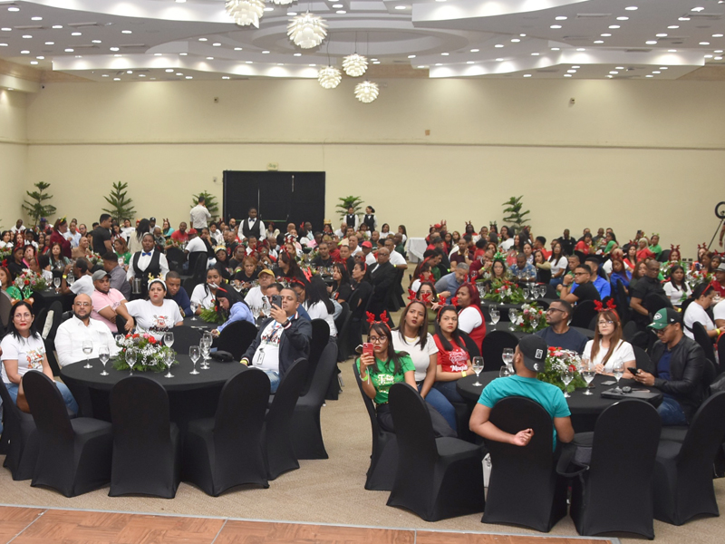 En un ambiente de fraternidad e integración la Dirección General de Jubilaciones y Pensiones a Cargo del Estado (DGJP), llevó a cabo su tradicional encuentro navideño bajo el lema “Construyendo Lazos, Juntos Avanzamos”, evento que reunió a funcionarios y colaboradores de la institución. En la celebración, realizada en el Salón Ámbar del Hotel Dominican Fiesta, el director de la DGJP, licenciado Juan Rosa, reafirmó el compromiso de la entidad al entregar reconocimientos no monetarios a colaboradores destacados, señalando que “Estos reconocimientos honran a los colaboradores que, durante el año 2024, demostraron excelencia y calidad en su desempeño”. En un ambiente de fraternidad e integración la Dirección General de Jubilaciones y Pensiones a Cargo del Estado (DGJP), llevó a cabo su tradicional encuentro navideño bajo el lema “Construyendo Lazos, Juntos Avanzamos”, evento que reunió a funcionarios y colaboradores de la institución. En la celebración, realizada en el Salón Ámbar del Hotel Dominican Fiesta, el director de la DGJP, licenciado Juan Rosa, reafirmó el compromiso de la entidad al entregar reconocimientos no monetarios a colaboradores destacados, señalando que “Estos reconocimientos honran a los colaboradores que, durante el año 2024, demostraron excelencia y calidad en su desempeño”.