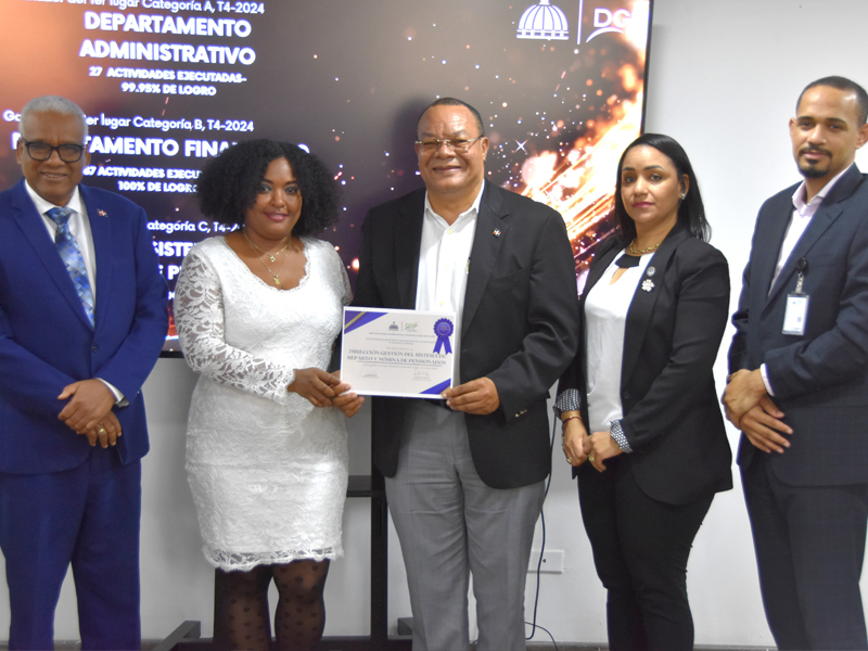 La Dirección General de Jubilaciones y Pensiones a Cargo del Estado (DGJP), presentó los resultados del T4 correspondiente al cuarto trimestre octubre-diciembre de 2024, alcanzando una puntuación de un 99.50% en la evaluación de logros institucionales, con más del 90% de las metas cumplidas, según el Seguimiento y Monitoreo del Plan Operativo Anual (POA).  El director general de la institución, licenciado Juan Rosa, expresó su satisfacción por los resultados obtenidos y felicitó a los colaboradores y ganadores por su alto rendimiento. Rosa informó que la ejecución presupuestaria alcanzó un 99% en pensiones y un 96.47% en el ámbito administrativo. La Dirección General de Jubilaciones y Pensiones a Cargo del Estado (DGJP), presentó los resultados del T4 correspondiente al cuarto trimestre octubre-diciembre de 2024, alcanzando una puntuación de un 99.50% en la evaluación de logros institucionales, con más del 90% de las metas cumplidas, según el Seguimiento y Monitoreo del Plan Operativo Anual (POA).
El director general de la institución, licenciado Juan Rosa, expresó su satisfacción por los resultados obtenidos y felicitó a los colaboradores y ganadores por su alto rendimiento. Rosa informó que la ejecución presupuestaria alcanzó un 99% en pensiones y un 96.47% en el ámbito administrativo.