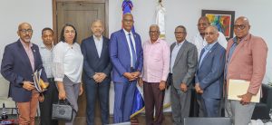 El director general de Jubilaciones y Pensiones, a cargo del Estado, licenciado Juan Rosa, recibió en su despacho una comisión de la Hermandad de Pensionados de la Policía Nacional, con el propósito de fortalecer la colaboración y el entendimiento entre ambas instituciones. Durante la reunión, el licenciado Rosa destacó la importancia de este acercamiento como una oportunidad para evaluar estrategias que mejoren la calidad de vida de los miembros de la Hermandad. Agregó que la visita de cortesía marca un paso importante hacia un mayor entendimiento interinstitucional en beneficio de los pensionados. Por su parte, el general Valerio García Reyes, presidente de la Hermandad de Veteranos y Pensionados de las Fuerzas Armadas y la Policía Nacional, indicó que el encuentro abre las puertas a trabajar juntos por la dignidad y el bienestar de los veteranos y pensionados, reafirmando el compromiso con una vida más digna para ellos, expresó. La comisión estuvo compuesta, además, por los generales (r) Wilson Castillo Gonzáles, director ejecutivo; Suárez Torres, Contralor; Bladimir Díaz, director Financiero; Puro de la Cruz, Gerente de Comunicaciones Estratégicas y la licenciada Iris Villa, encargada de Tecnología. Por la DGJP participaron el licenciado Elvin Villanueva, encargado Jurídico y Oscar Arismendy Feliz, encargado departamento Administrativo.