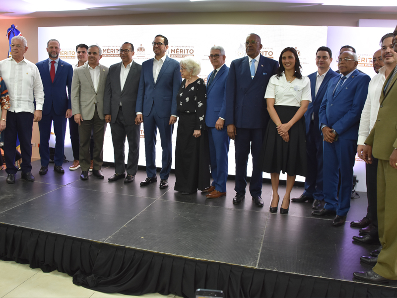 El Ministerio de la Administración Pública, en colaboración de la Dirección General de Jubilaciones y Pensiones a Cargo del Estado (DGJP), otorgó el “Reconocimiento al Mérito Servidor Público" a Lisette Sánchez Abad, quien ha dedicado 33 años ininterrumpidos al servicio público.
El director general de Jubilaciones y Pensiones, licenciado Juan Rosa, describió a la colaboradora Sánchez Abad, abogada de Autoseguro de la DGJP, como un ejemplo a seguir, por su excepcional desempeño, dedicación y compromiso al servicio del Estado. 
La señora Sánchez, recibió el reconocimiento de la mano del ministro del MAP, Sigmund Freund, junto al subdirector general de la DGJP, licenciado Félix Joel Almonte, quien representó al director general, Juan Rosa, acompañado de la directora de Recursos Humanos, Santa Ortiz. 
Durante la ceremonia, celebrada en el salón de eventos del MAP, el ministro Freund felicitó a todos los homenajeados, resaltando compromiso y excelencia al servicio del Estado.
El evento, realizado en el marco del Día del Servidor Público, instituido por la Ley 302 cada 25 de enero, contó con la presencia, de destacadas personalidades, entre ellas Milagros Ortiz Bosch, directora de Ética e Integridad Gubernamental, y Rómulo Arias Moscat, Contador General de la República. También participaron ministros, viceministros, directores generales y colaboradores de diversas instituciones.
