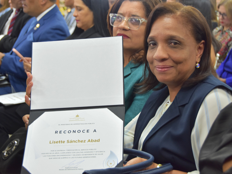 El Ministerio de la Administración Pública, en colaboración de la Dirección General de Jubilaciones y Pensiones a Cargo del Estado (DGJP), otorgó el “Reconocimiento al Mérito Servidor Público" a Lisette Sánchez Abad, quien ha dedicado 33 años ininterrumpidos al servicio público.
El director general de Jubilaciones y Pensiones, licenciado Juan Rosa, describió a la colaboradora Sánchez Abad, abogada de Autoseguro de la DGJP, como un ejemplo a seguir, por su excepcional desempeño, dedicación y compromiso al servicio del Estado. 
La señora Sánchez, recibió el reconocimiento de la mano del ministro del MAP, Sigmund Freund, junto al subdirector general de la DGJP, licenciado Félix Joel Almonte, quien representó al director general, Juan Rosa, acompañado de la directora de Recursos Humanos, Santa Ortiz. 
Durante la ceremonia, celebrada en el salón de eventos del MAP, el ministro Freund felicitó a todos los homenajeados, resaltando compromiso y excelencia al servicio del Estado.
El evento, realizado en el marco del Día del Servidor Público, instituido por la Ley 302 cada 25 de enero, contó con la presencia, de destacadas personalidades, entre ellas Milagros Ortiz Bosch, directora de Ética e Integridad Gubernamental, y Rómulo Arias Moscat, Contador General de la República. También participaron ministros, viceministros, directores generales y colaboradores de diversas instituciones.
