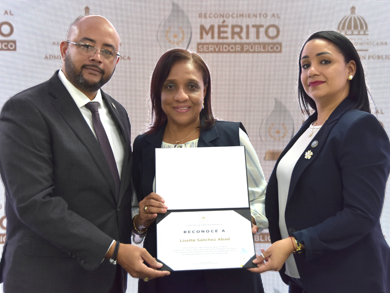 El Ministerio de la Administración Pública, en colaboración de la Dirección General de Jubilaciones y Pensiones a Cargo del Estado (DGJP), otorgó el “Reconocimiento al Mérito Servidor Público" a Lisette Sánchez Abad, quien ha dedicado 33 años ininterrumpidos al servicio público.

El director general de Jubilaciones y Pensiones, licenciado Juan Rosa, describió a la colaboradora Sánchez Abad, abogada de Autoseguro de la DGJP, como un ejemplo a seguir, por su excepcional desempeño, dedicación y compromiso al servicio del Estado.

La señora Sánchez, recibió el reconocimiento de la mano del ministro del MAP, Sigmund Freund, junto al subdirector general de la DGJP, licenciado Félix Joel Almonte, quien representó al director general, Juan Rosa, acompañado de la directora de Recursos Humanos, Santa Ortiz.

Durante la ceremonia, celebrada en el salón de eventos del MAP, el ministro Freund felicitó a todos los homenajeados, resaltando compromiso y excelencia al servicio del Estado.

El evento, realizado en el marco del Día del Servidor Público, instituido por la Ley 302 cada 25 de enero, contó con la presencia, de destacadas personalidades, entre ellas Milagros Ortiz Bosch, directora de Ética e Integridad Gubernamental, y Rómulo Arias Moscat, Contador General de la República. También participaron ministros, viceministros, directores generales y colaboradores de diversas instituciones.