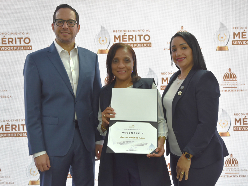 El Ministerio de la Administración Pública, en colaboración de la Dirección General de Jubilaciones y Pensiones a Cargo del Estado (DGJP), otorgó el “Reconocimiento al Mérito Servidor Público" a Lisette Sánchez Abad, quien ha dedicado 33 años ininterrumpidos al servicio público.
El director general de Jubilaciones y Pensiones, licenciado Juan Rosa, describió a la colaboradora Sánchez Abad, abogada de Autoseguro de la DGJP, como un ejemplo a seguir, por su excepcional desempeño, dedicación y compromiso al servicio del Estado. 
La señora Sánchez, recibió el reconocimiento de la mano del ministro del MAP, Sigmund Freund, junto al subdirector general de la DGJP, licenciado Félix Joel Almonte, quien representó al director general, Juan Rosa, acompañado de la directora de Recursos Humanos, Santa Ortiz. 
Durante la ceremonia, celebrada en el salón de eventos del MAP, el ministro Freund felicitó a todos los homenajeados, resaltando compromiso y excelencia al servicio del Estado.
El evento, realizado en el marco del Día del Servidor Público, instituido por la Ley 302 cada 25 de enero, contó con la presencia, de destacadas personalidades, entre ellas Milagros Ortiz Bosch, directora de Ética e Integridad Gubernamental, y Rómulo Arias Moscat, Contador General de la República. También participaron ministros, viceministros, directores generales y colaboradores de diversas instituciones.
