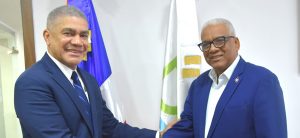 El director general de Jubilaciones y Pensiones (DGJP), licenciado Juan Rosa, recibió en su despacho al cónsul general de Orlando, Florida, señor Francisco Holi Matos, en una visita de cortesía destinada a estrechar lazos de cooperación en beneficio de los dominicanos residentes en el exterior. Durante el encuentro, los funcionarios abordaron, además otros temas de interés, así como los servicios que ofrece la institución a favor de los jubilados y pensionados. 