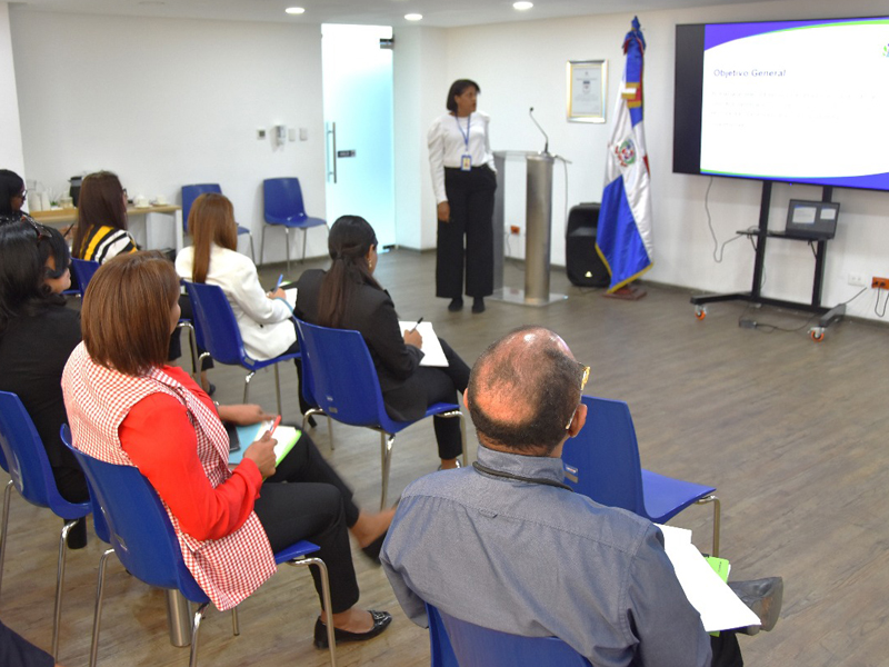 La Dirección General de Jubilaciones y Pensiones a Cargo del Estado (DGJP), en coordinación con el Instituto Nacional de Protección de los Derechos del Consumidor (PRO-CONSUMIDOR), dictó la charla titulada “Derechos del Consumidor”, dirigidos a directores, coordinadores y colaboradores de las diferentes áreas departamentales.