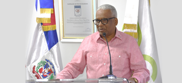 El director de la Dirección General de Jubilaciones y Pensiones, a Cargo del Estado, licenciado Juan Rosa, destacó la importancia de la comunicación interna y externa en el ámbito institucional y exhortó a los lideres de las distintas áreas departamentales continuar con las políticas y procedimientos establecidos por la División de Comunicaciones. Enfatizó que no solo se trata de la expresión verbal, sino también de la comunicación no verbal. En ese sentido, mencionó el trato amable del equipo de protocolo hacia los adultos mayores que visitan la institución, destacándolo como un ejemplo de comunicación efectiva que dicen más que mil palabras.