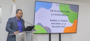 Con el propósito de seleccionar un nuevo slogan institucional 2025, la Dirección General de Jubilaciones y Pensiones a Cargo del Estado convocó a los encargados departamentales y de divisiones a presentar sus propuestas para el lema que identificará a la institución en el Premio Nacional de la Calidad. Euri Familia, encargado del Departamento de Planificación y Desarrollo, junto a los miembros del Comité Institucional de la Calidad, motivaron a los presentes a ser creativos y además fundamentar sus propuestas alineadas a los elementos del  Modelo CAF: Calidad, Mejora Continua, Innovación y enfoque a resultados. De las propuestas que fueron entregadas el pasado 11 de febrero se seleccionarán a tres ganadores en categorías de primero, segundo y tercer lugar, los cuales recibirán premios No monetario y certificados. El Lema elegido será dado a conocer este viernes 14 de febrero, por una comisión de jurados compuesta por licenciado Felix Joel Almonte, subdirector, Ing. Santiago Guillermo, director de Gestión Sistema de Reparto y Nómina de Pensionados y el Lic. Euri Familia, encargado de Planificación y Desarrollo. 