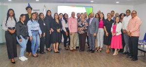 Con el objetivo de dotar de conocimientos sobre el Sistema de Reparto Estatal, la Dirección General de Jubilaciones y Pensiones, recibió a profesores y estudiantes de la Escuela Nacional de Locución Profesor Otto Rivera, como parte del programa de Visitas Guidas implementadas en la entidad. El director general de la DGJP, licenciado Juan Rosa, quien encabezó la actividad, les dio la bienvenida a los invitados, resaltando que “este programa de visitas es parte de las labores implementadas en la Dirección de Pensiones, las cuales permiten brindar de insumos al público y conocer las acciones que se están haciendo en favor de las personas más vulnerable como son los adultos mayores, discapacitados y madres solteras’’. El funcionario destacó que durante la primera gestión del presidente Luis Abinader se han otorgado 59 mil 703 pensiones solidarias. “Cuando vemos que gente como ustedes valoran el trabajo que hacemos, nos sentimos satisfechos”.