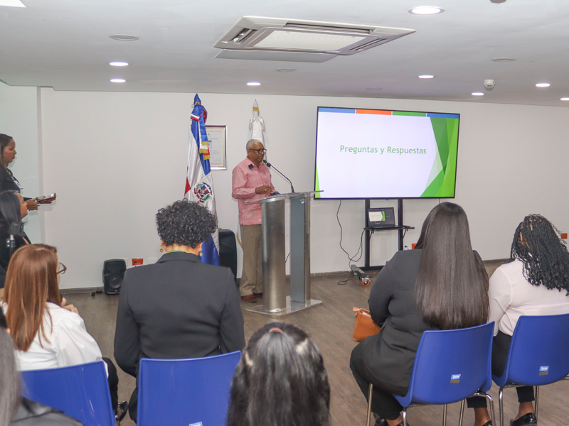 Con el objetivo de dotar de conocimientos sobre el Sistema de Reparto Estatal, la Dirección General de Jubilaciones y Pensiones, recibió a profesores y estudiantes de la Escuela Nacional de Locución Profesor Otto Rivera, como parte del programa de Visitas Guidas implementadas en la entidad.

El director general de la DGJP, licenciado Juan Rosa, quien encabezó la actividad, les dio la bienvenida a los invitados, resaltando que “este programa de visitas es parte de las labores implementadas en la Dirección de Pensiones, las cuales permiten brindar de insumos al público y conocer las acciones que se están haciendo en favor de las personas más vulnerable como son los adultos mayores, discapacitados y madres solteras’’.

El funcionario destacó que durante la primera gestión del presidente Luis Abinader se han otorgado 59 mil 703 pensiones solidarias. “Cuando vemos que gente como ustedes valoran el trabajo que hacemos, nos sentimos satisfechos”.