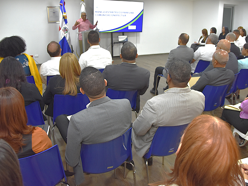 Juan Rosa y Guerrero abordaron sus consideraciones durante la charla titulada “Manejo Estratégico para una Comunicación Efectiva", dirigida a encargados y coordinadores de las distintas áreas departamentales, con el objetivo de fortalecer la comunicación interna y externa de la institución y promover buenas prácticas para una gestión eficiente.