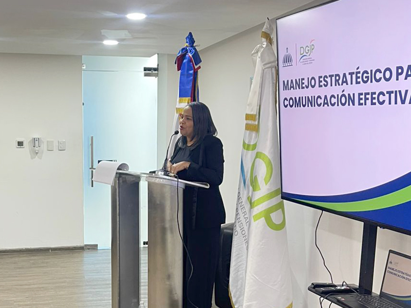 Ana Daisy Guerrero, encargada de la División de Comunicaciones y coordinadora de la actividad, resaltó la importancia de fortalecer la comunicación interna y externa para el posicionamiento de la institución, indicando que la falta de integración entre las diferentes áreas puede afectar la gestión de la información. En ese sentido, reafirmó la necesidad de un trabajo en equipo para mejorar los procesos comunicativos y destacó las alianzas estratégicas ha implementar con los departamentos.