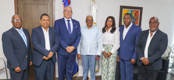 El director general de Jubilaciones y Pensiones a Cargo del Estado, licenciado Juan Rosa, recibió miembros de la Asociación Dominicana de Ex directores de Distritos Municipales (ADEXDIM), en un encuentro donde abordaron asuntos de interés mutuo.
