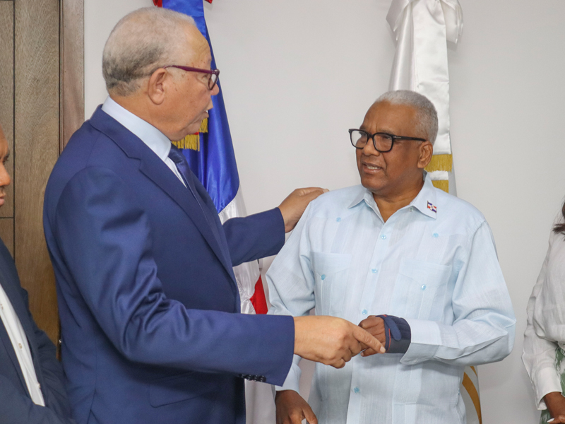 El director general de Jubilaciones y Pensiones a Cargo del Estado, licenciado Juan Rosa, recibió miembros de la Asociación Dominicana de Ex directores de Distritos Municipales (ADEXDIM), en un encuentro donde abordaron asuntos de interés mutuo.