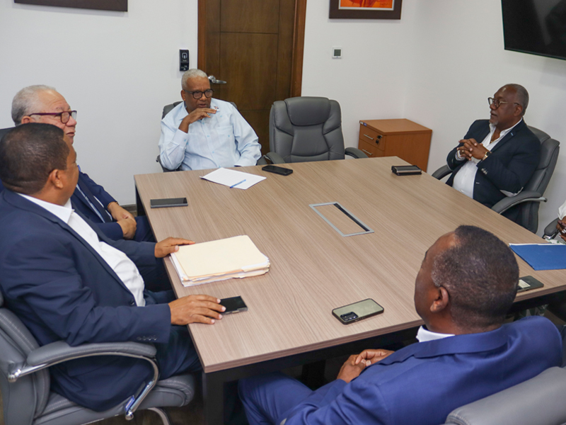 El director general de Jubilaciones y Pensiones a Cargo del Estado, licenciado Juan Rosa, recibió miembros de la Asociación Dominicana de Ex directores de Distritos Municipales (ADEXDIM), en un encuentro donde abordaron asuntos de interés mutuo.
