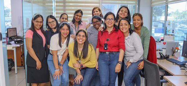 En conmemoración del Día Internacional de la Mujer, la Dirección General de Jubilaciones y Pensiones organizó una jornada especial llena de alegría para sus colaboradoras, reafirmando su compromiso de la institución de valorar y honrar a todas las mujeres que, con su trabajo y esfuerzo diario contribuyen al fortalecimiento de la entidad. Como parte de la celebración, equipos de la Coordinación de Protocolo y de Cooperación Internacional realizaron un recorrido por las distintas áreas de la institución, entregando obsequios a las colaboradoras y capturando momentos especiales a través de fotografías, como un recuerdo de esta significativa fecha. El director general, licenciado Juan Rosa, felicitó a las colaboradoras y resaltó su esfuerzo y dedicación, resaltando que, gracias a su compromiso,  garantizan un trabajo de calidad y entrega oportuna, con calidad y justo a tiempo.