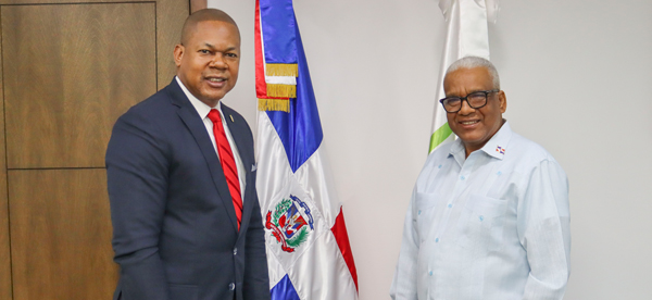 El director general de Jubilaciones y Pensiones a Cargo del Estado, licenciado Juan Rosa, recibió este martes la visita de cortesía del diputado por Santo Domingo Este, Franklin Martínez, con quien abordó temas de interés común.