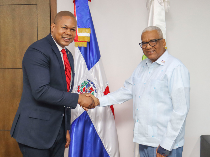 El director general de Jubilaciones y Pensiones a Cargo del Estado, licenciado Juan Rosa, recibió este martes la visita de cortesía del diputado por Santo Domingo Este, Franklin Martínez, con quien abordó temas de interés común.