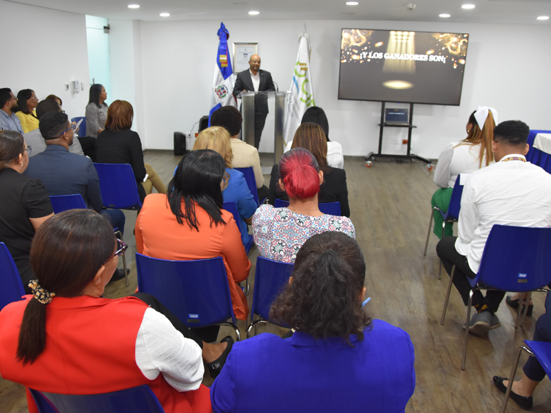 La Dirección General de Jubilaciones y Pensiones (DGJP) celebró con entusiasmo la ceremonia de premiación del concurso "Un Slogan para la Excelencia", iniciativa que busca integrar al personal con miras a participar al Premio Nacional a la Calidad, otorgado por el Ministerio de Administración Publica (MAP) a las instituciones que demuestran logros sobresalientes en gestión organizacional, liderazgo, estrategias y desarrollo del talento humano.   Durante el acto, el subdirector de la DGJP, licenciado Felix Joel Almonte, en representación del director general, licenciado Juan Rosa, felicitó a los ganadores y destacó la importancia de promover iniciativas que impulsen el sentido de pertenencia y la mejora continua en la institución. "Este evento refleja el talento y la visión de nuestro equipo de trabajo, ‘’contamos con el potencial de la institución para ser favorecido con el Premio Nacional a la Calidad con el nivel renglón de Oro, expresó Almonte.