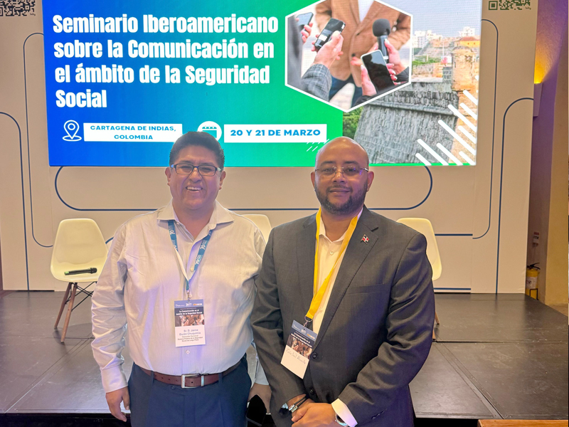 La Dirección General de Jubilaciones y Pensiones a Cargo del Estado (DGJP) participó en el Seminario Iberoamericano sobre la Comunicación en el Ámbito de la Seguridad Social, celebrado en Colombia, con el objetivo de fortalecer la comunicación de las instituciones de seguridad y protección social en Iberoamérica.

En representación del director general, licenciado Juan Rosa, el subdirector de la DGJP, licenciado Félix Joel Almonte, expresó su satisfacción por formar parte y coorganizar este evento, desarrollado los días 20 y 21 del presente mes. Además, fue ponente con el tema "Retos de la Comunicación Digital, la Inteligencia Artificial y La Desinformación-Fake-News en los Sistemas de la Seguridad Social ”, donde abordó el impacto de la difusión de información errónea en este ámbito.