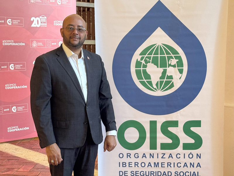 La Dirección General de Jubilaciones y Pensiones a Cargo del Estado (DGJP) participó en el Seminario Iberoamericano sobre la Comunicación en el Ámbito de la Seguridad Social, celebrado en Colombia, con el objetivo de fortalecer la comunicación de las instituciones de seguridad y protección social en Iberoamérica.

En representación del director general, licenciado Juan Rosa, el subdirector de la DGJP, licenciado Félix Joel Almonte, expresó su satisfacción por formar parte y coorganizar este evento, desarrollado los días 20 y 21 del presente mes. Además, fue ponente con el tema "Retos de la Comunicación Digital, la Inteligencia Artificial y La Desinformación-Fake-News en los Sistemas de la Seguridad Social ”, donde abordó el impacto de la difusión de información errónea en este ámbito.