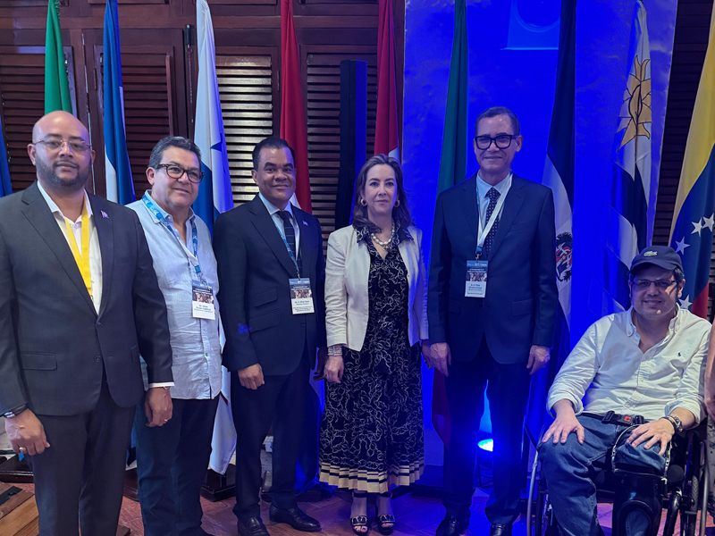 La Dirección General de Jubilaciones y Pensiones a Cargo del Estado (DGJP) participó en el Seminario Iberoamericano sobre la Comunicación en el Ámbito de la Seguridad Social, celebrado en Colombia, con el objetivo de fortalecer la comunicación de las instituciones de seguridad y protección social en Iberoamérica.

En representación del director general, licenciado Juan Rosa, el subdirector de la DGJP, licenciado Félix Joel Almonte, expresó su satisfacción por formar parte y coorganizar este evento, desarrollado los días 20 y 21 del presente mes. Además, fue ponente con el tema "Retos de la Comunicación Digital, la Inteligencia Artificial y La Desinformación-Fake-News en los Sistemas de la Seguridad Social ”, donde abordó el impacto de la difusión de información errónea en este ámbito.