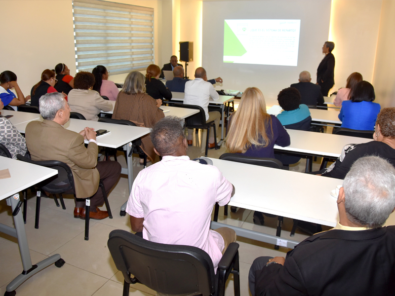 La Dirección General de Jubilaciones y Pensiones a Cargo del Estado (DGJP), a través de la División de Seguimiento al Sistema de Reparto, impartió la primera de una serie de charlas en el Ministerio de educación Superior, Ciencia y Tecnología (MESCYT), sobre el "Sistema de Reparto: Procedimientos y Beneficios para los Empleados", dirigidas a colaboradores de distintas instituciones estatales. La Dirección General de Jubilaciones y Pensiones a Cargo del Estado (DGJP), a través de la División de Seguimiento al Sistema de Reparto, impartió la primera de una serie de charlas en el Ministerio de educación Superior, Ciencia y Tecnología (MESCYT), sobre el "Sistema de Reparto: Procedimientos y Beneficios para los Empleados", dirigidas a colaboradores de distintas instituciones estatales.