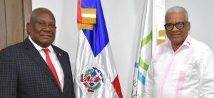 El director general de Jubilaciones y Pensiones, licenciado Juan Rosa, recibió en su despacho la visita de cortesía del diputado por Santo Domingo Este, Pedro Julio Alcántara, en un encuentro llevado a cabo este miércoles en la DGJP.