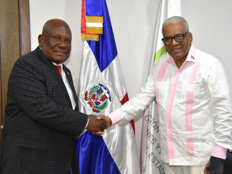 El director general de Jubilaciones y Pensiones, licenciado Juan Rosa, recibió en su despacho la visita de cortesía del diputado por Santo Domingo Este, Pedro Julio Alcántara, en un encuentro llevado a cabo este miércoles en la DGJP. El director general de Jubilaciones y Pensiones, licenciado Juan Rosa, recibió en su despacho la visita de cortesía del diputado por Santo Domingo Este, Pedro Julio Alcántara, en un encuentro llevado a cabo este miércoles en la DGJP.