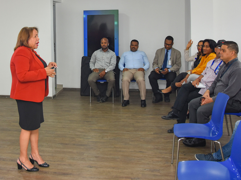 La Dirección General de Jubilaciones y Pensiones a Cargo del Estado (DGJP), en coordinación con el Banco de Reservas (Banreservas), impartió la charla “Cultura Financiera para un Bienestar Feliz”, con el objetivo de orientar a los participantes sobre el uso eficiente de los productos financieros, de acuerdo con sus necesidades económicas.