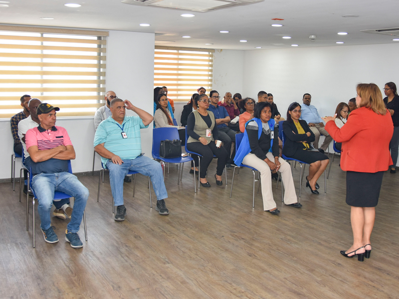 La Dirección General de Jubilaciones y Pensiones a Cargo del Estado (DGJP), en coordinación con el Banco de Reservas (Banreservas), impartió la charla “Cultura Financiera para un Bienestar Feliz”, con el objetivo de orientar a los participantes sobre el uso eficiente de los productos financieros, de acuerdo con sus necesidades económicas.