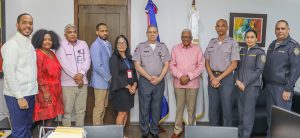 Con la finalidad de discutir temas de interés en el ámbito de pensiones, el director general de Jubilaciones y Pensiones a Cargo del Estado, licenciado Juan Rosa, recibió en su despacho a una comisión del Comité de Retiro de la Policía Nacional (COREPOL), encabezada por su director, general Julio César Betances Hernández. La comisión estuvo integrada por la teniente coronel Yesenia Montes de Oca, el coronel Víctor Acevedo, el consultor jurídico, mayor Robert García Peralta y el mayor Tony Álvarez.