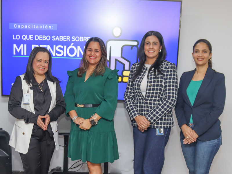 El director general de Jubilaciones y Pensiones a Cargo del Estado, licenciado Juan Rosa, destacó la importancia de la charla "Lo que debo saber sobre mi Pensión", como parte de los objetivos institucionales y del gobierno del presidente Luis Abinader, orientados a capacitar a los colaboradores de las distintas entidades estatales.  Durante la actividad, informó que la institución trabaja para postularse al Premio a la Calidad. En ese sentido destacó que somos una de las primeras dependencias del Ministerio de Hacienda en obtener la Certificación Sello CAF +300, prestigiosa distinción otorgado por el Ministerio de Administración Pública (MAP) a aquellas instituciones que implementan con éxitos el Modelo de Excelencia Marco Común de Evaluación. El director general de Jubilaciones y Pensiones a Cargo del Estado, licenciado Juan Rosa, destacó la importancia de la charla "Lo que debo saber sobre mi Pensión", como parte de los objetivos institucionales y del gobierno del presidente Luis Abinader, orientados a capacitar a los colaboradores de las distintas entidades estatales.
Durante la actividad, informó que la institución trabaja para postularse al Premio a la Calidad. En ese sentido destacó que somos una de las primeras dependencias del Ministerio de Hacienda en obtener la Certificación Sello CAF +300, prestigiosa distinción otorgado por el Ministerio de Administración Pública (MAP) a aquellas instituciones que implementan con éxitos el Modelo de Excelencia Marco Común de Evaluación.