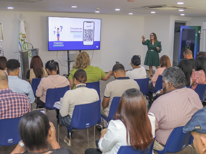 El director general de Jubilaciones y Pensiones a Cargo del Estado, licenciado Juan Rosa, destacó la importancia de la charla "Lo que debo saber sobre mi Pensión", como parte de los objetivos institucionales y del gobierno del presidente Luis Abinader, orientados a capacitar a los colaboradores de las distintas entidades estatales.  Durante la actividad, informó que la institución trabaja para postularse al Premio a la Calidad. En ese sentido destacó que somos una de las primeras dependencias del Ministerio de Hacienda en obtener la Certificación Sello CAF +300, prestigiosa distinción otorgado por el Ministerio de Administración Pública (MAP) a aquellas instituciones que implementan con éxitos el Modelo de Excelencia Marco Común de Evaluación. El director general de Jubilaciones y Pensiones a Cargo del Estado, licenciado Juan Rosa, destacó la importancia de la charla "Lo que debo saber sobre mi Pensión", como parte de los objetivos institucionales y del gobierno del presidente Luis Abinader, orientados a capacitar a los colaboradores de las distintas entidades estatales.
Durante la actividad, informó que la institución trabaja para postularse al Premio a la Calidad. En ese sentido destacó que somos una de las primeras dependencias del Ministerio de Hacienda en obtener la Certificación Sello CAF +300, prestigiosa distinción otorgado por el Ministerio de Administración Pública (MAP) a aquellas instituciones que implementan con éxitos el Modelo de Excelencia Marco Común de Evaluación.