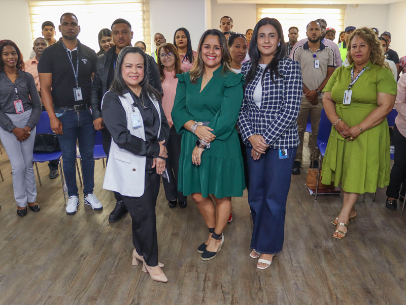 El director general de Jubilaciones y Pensiones a Cargo del Estado, licenciado Juan Rosa, destacó la importancia de la charla "Lo que debo saber sobre mi Pensión", como parte de los objetivos institucionales y del gobierno del presidente Luis Abinader, orientados a capacitar a los colaboradores de las distintas entidades estatales.  Durante la actividad, informó que la institución trabaja para postularse al Premio a la Calidad. En ese sentido destacó que somos una de las primeras dependencias del Ministerio de Hacienda en obtener la Certificación Sello CAF +300, prestigiosa distinción otorgado por el Ministerio de Administración Pública (MAP) a aquellas instituciones que implementan con éxitos el Modelo de Excelencia Marco Común de Evaluación. El director general de Jubilaciones y Pensiones a Cargo del Estado, licenciado Juan Rosa, destacó la importancia de la charla "Lo que debo saber sobre mi Pensión", como parte de los objetivos institucionales y del gobierno del presidente Luis Abinader, orientados a capacitar a los colaboradores de las distintas entidades estatales.
Durante la actividad, informó que la institución trabaja para postularse al Premio a la Calidad. En ese sentido destacó que somos una de las primeras dependencias del Ministerio de Hacienda en obtener la Certificación Sello CAF +300, prestigiosa distinción otorgado por el Ministerio de Administración Pública (MAP) a aquellas instituciones que implementan con éxitos el Modelo de Excelencia Marco Común de Evaluación.