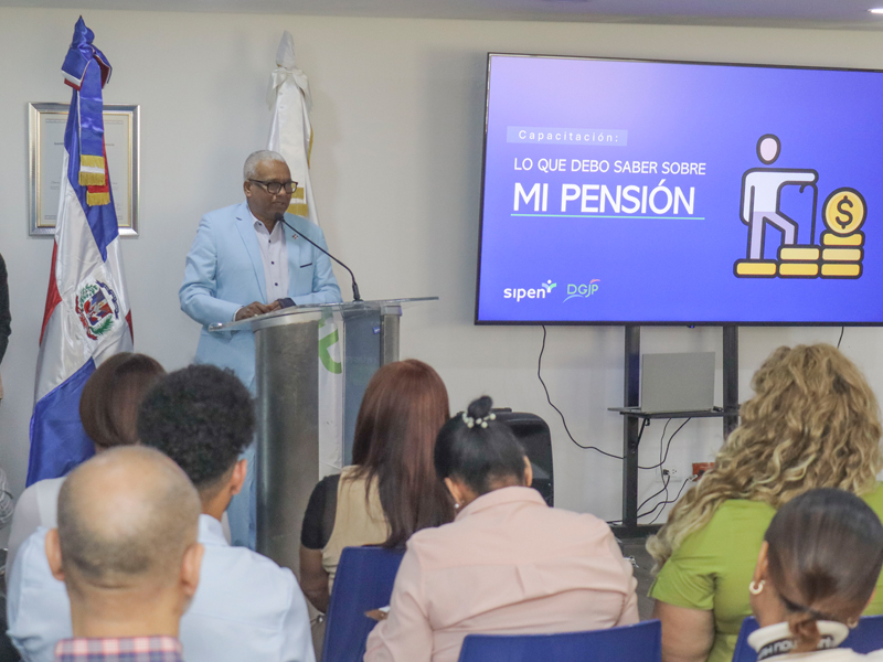 El director general de Jubilaciones y Pensiones a Cargo del Estado, licenciado Juan Rosa, destacó la importancia de la charla "Lo que debo saber sobre mi Pensión", como parte de los objetivos institucionales y del gobierno del presidente Luis Abinader, orientados a capacitar a los colaboradores de las distintas entidades estatales.  Durante la actividad, informó que la institución trabaja para postularse al Premio a la Calidad. En ese sentido destacó que somos una de las primeras dependencias del Ministerio de Hacienda en obtener la Certificación Sello CAF +300, prestigiosa distinción otorgado por el Ministerio de Administración Pública (MAP) a aquellas instituciones que implementan con éxitos el Modelo de Excelencia Marco Común de Evaluación. El director general de Jubilaciones y Pensiones a Cargo del Estado, licenciado Juan Rosa, destacó la importancia de la charla "Lo que debo saber sobre mi Pensión", como parte de los objetivos institucionales y del gobierno del presidente Luis Abinader, orientados a capacitar a los colaboradores de las distintas entidades estatales.
Durante la actividad, informó que la institución trabaja para postularse al Premio a la Calidad. En ese sentido destacó que somos una de las primeras dependencias del Ministerio de Hacienda en obtener la Certificación Sello CAF +300, prestigiosa distinción otorgado por el Ministerio de Administración Pública (MAP) a aquellas instituciones que implementan con éxitos el Modelo de Excelencia Marco Común de Evaluación.
