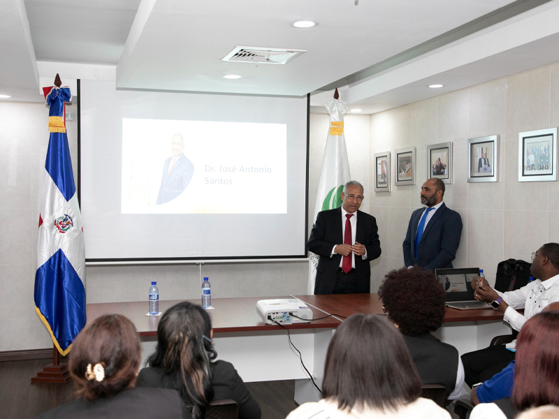 La Dirección General de Jubilaciones y Pensiones a Cargo del Estado (DGJP), a través de la División de Seguimiento al Sistemas de Reparto, impartió la charla “Sistema de Reparto, Procedimientos y Beneficios para los Afiliados” a colaboradores del Instituto Nacional de Protección de los Derechos del Consumidor (PRO-CONSUMIDOR) en procura de brindar conocimientos sobre normativas y beneficios del Sistema.