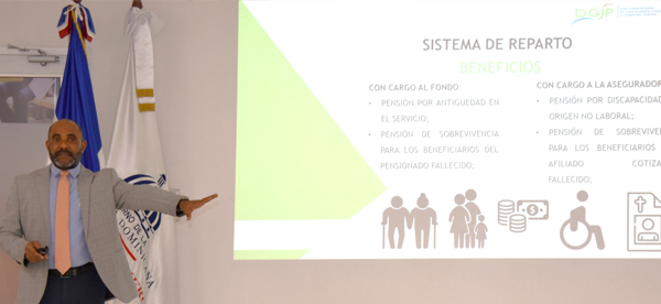 a Dirección General de Jubilaciones y Pensiones a Cargo del Estado (DGJP) impartió una charla dirigida a colaboradores del Ministerio de Industria y Comercio (MIC), con el objetivo de fortalecer el conocimiento sobre el Sistema de Reparto Estatal y los beneficios que este ofrece a los afiliados. Los facilitadores, José Santos y Sebastian Figuereo, representantes de la DGJP, abordaron temas fundamentales relacionados con los procedimientos del sistema y los distintos tipos de pensiones. Durante la charla se explicaron aspectos esenciales del Régimen de Pensiones de Capitalización Individual, el Régimen del Sistema de Reparto, así como la contribución al Sistema de Pensiones y su destino. Asimismo, se trataron temas como la pensión por antigüedad en el servicio y sus requisitos, pensión por sobrevivencia para los beneficiarios del pensionado o afiliado fallecido, y pensión por discapacidad de origen no laboral, entre otros.